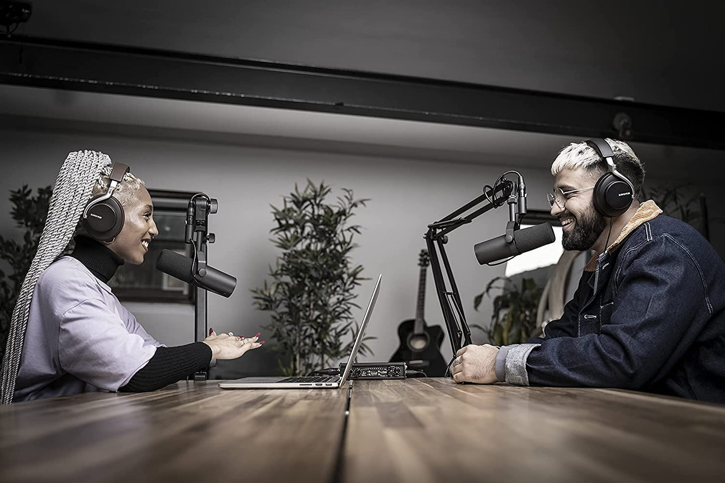 Shure SM7B Dynamisches XLR-Studiomikrofon, für Podcast & Rundfunk, Schwarz